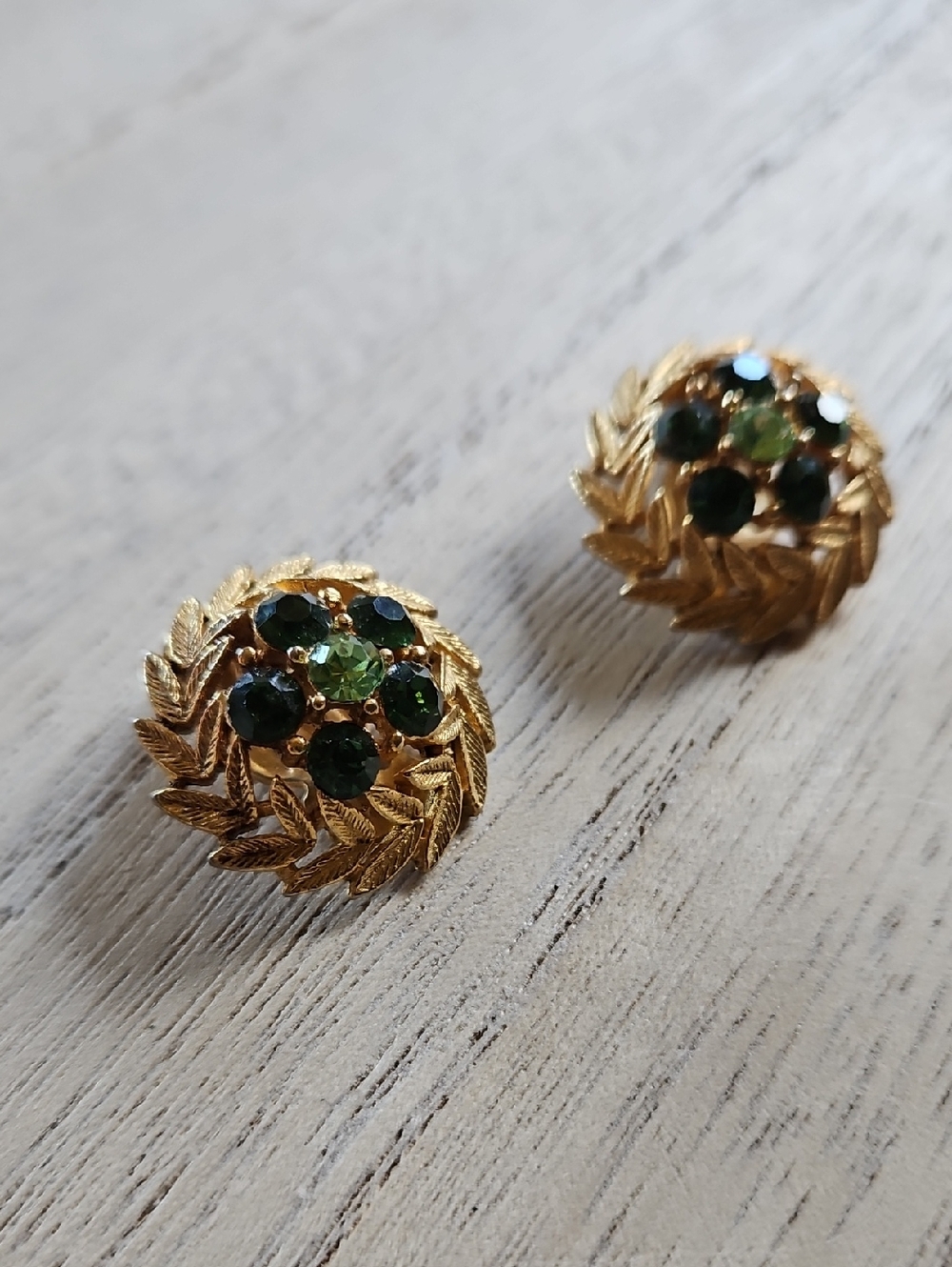 Green Rhinestones Laurel Leaves Wreath Clip On Vintage Earrings Gold Tone - Picture 4 of 4